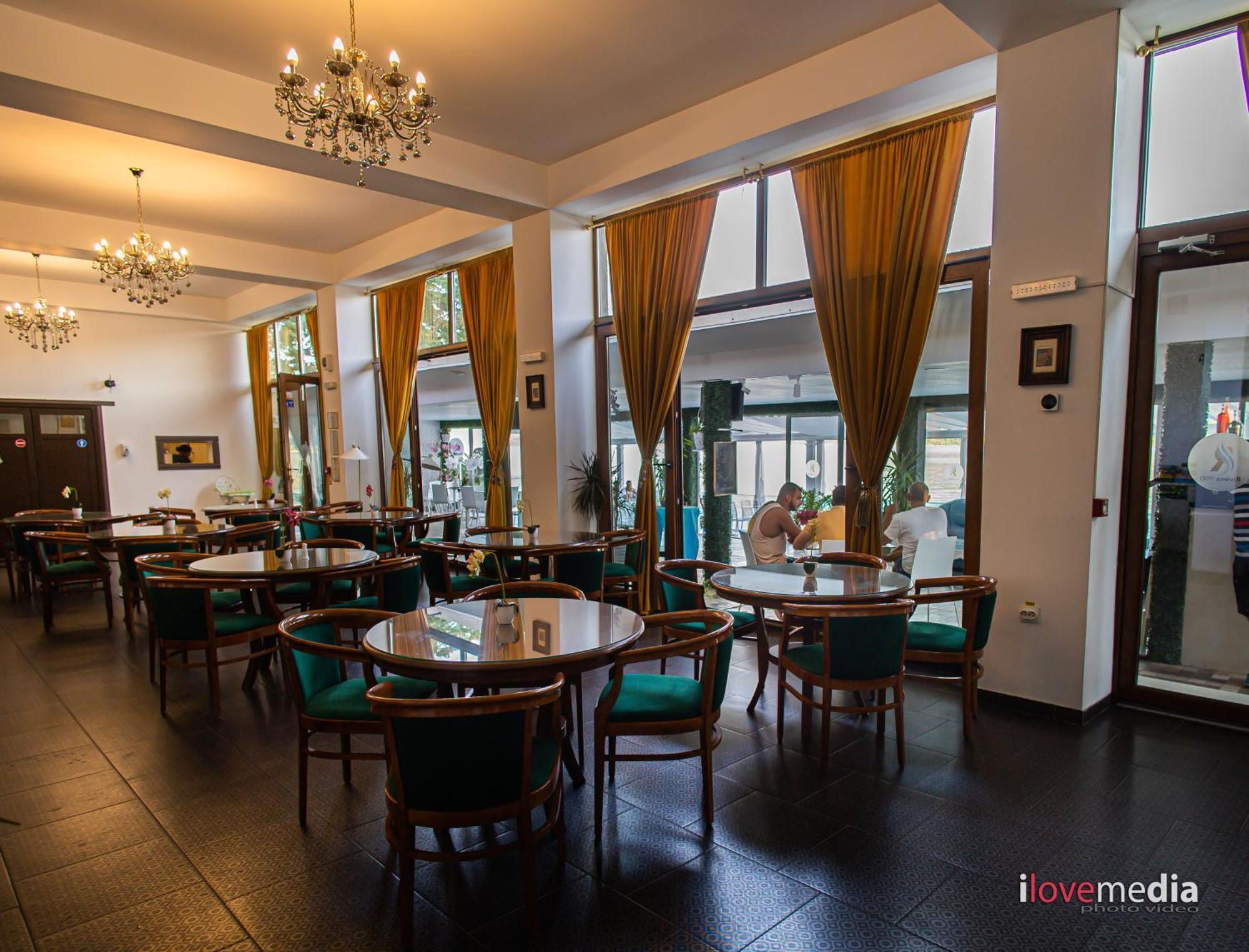 Riviera 990 - Resort & Restaurant Eselnita Ngoại thất bức ảnh